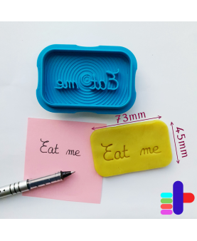 Exemple d’utilisation : emporte-pièce rectangle 73x45mm turquoise et biscuit personnalisé avec embossage net.