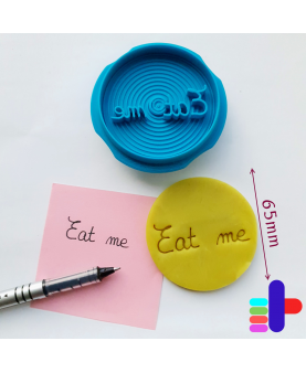 Exemple d’utilisation : emporte-pièce rond 65mm turquoise et biscuit personnalisé avec embossage net.