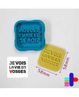 Exemple d’utilisation : emporte-pièce carré 58x58mm turquoise et biscuit personnalisé avec embossage net.