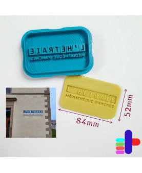 Exemple d’utilisation : emporte-pièce rectangle 84x52mm turquoise et biscuit personnalisé avec embossage net.