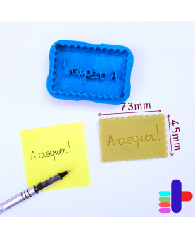 Exemple d’utilisation : emporte-pièce rectangle dentelé 79x51mm turquoise et biscuit personnalisé avec embossage net.